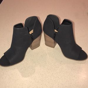 Black women’s booties with side zipper